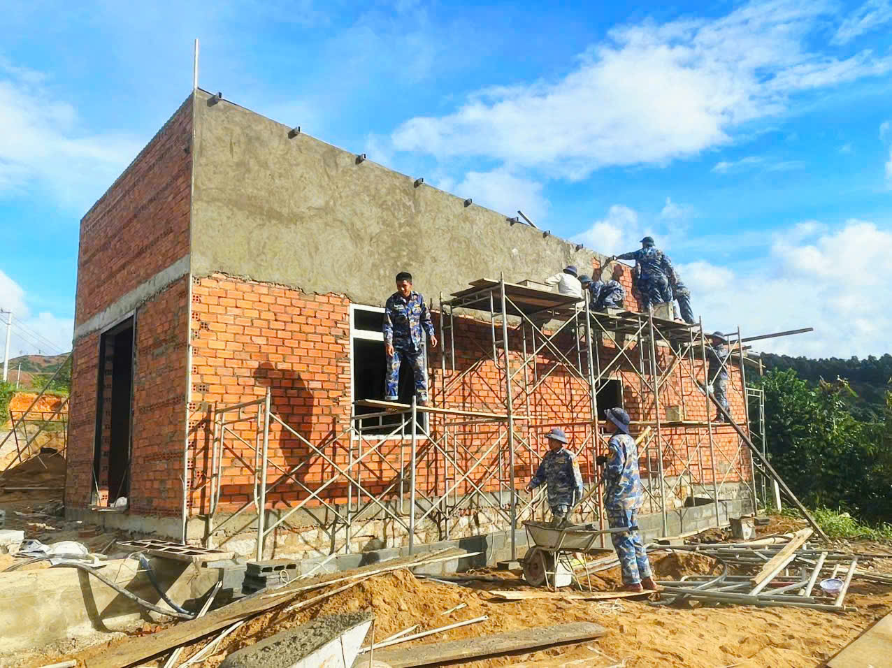 Cán bộ chiến sĩ Lữ đoàn 957 gấp rút thực hiện Chiến dịch Quang Trung tại xã Tây Khánh Sơn